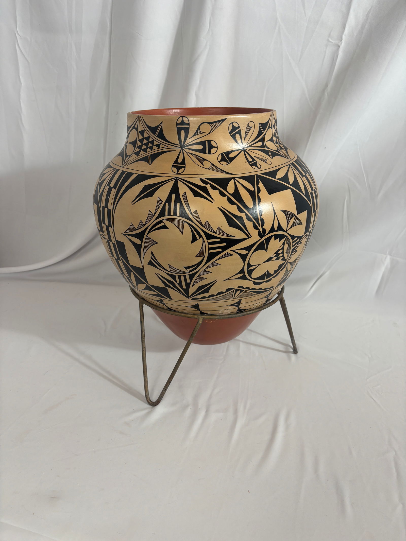 Jemez Pueblo Pot, Signed Mary T. Madelena (1 of 8)