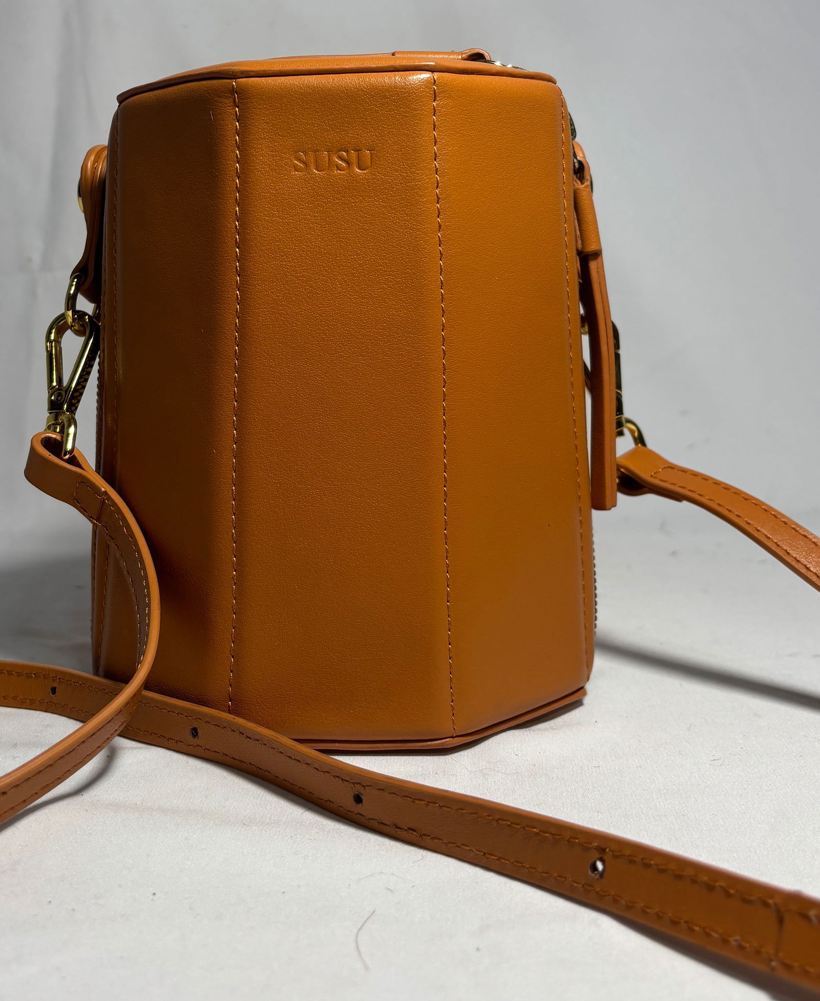 Susu Leather Bucket Bag: Susu Leather Bucket Bag – Small Crossbody Purse. This stylish Susu bag is crafted from high-quality leather and features a compact bucket design, perfect for everyday use or casual outings. The