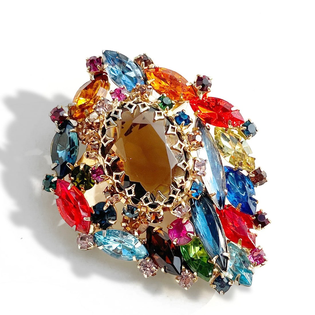 JULIANA CRYSTAL OPEN-BACK LARGE FLORAL BROOCH: Length: 8 cm (3 1/8 in). Features a central dome-cut crystal surrounded by vibrant multicoloured crystals. The piece combines bold colour tones for an elegant and dazzling aesthetic.