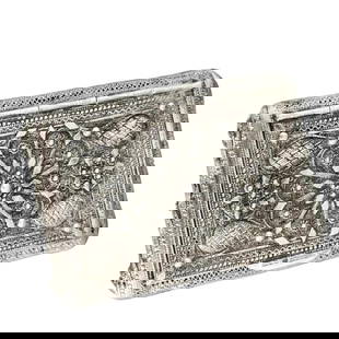 SOLID SILVER CLOISONNÉ CIGARETTE CASE: Dimensions: 3 1/2 x 2 3/8 x 13/16 in (8.9 x 6 x 2 cm); weight: 99g Silver filigree tobacco box with intricate decoration and seamless lid.