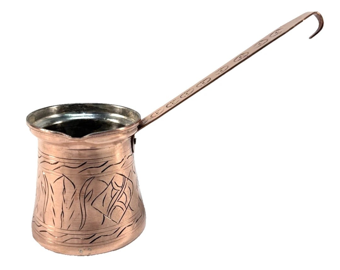 ENGRAVED COPPER CEZVE WITH LONG HANDLE (20TH CENTURY): ENGRAVED COPPER CEZVE WITH LONG HANDLE (20TH CENTURY) Provenance and Authenticity: This traditional copper cezve features a hand-engraved cylindrical body and an elongated handle designed for preparin