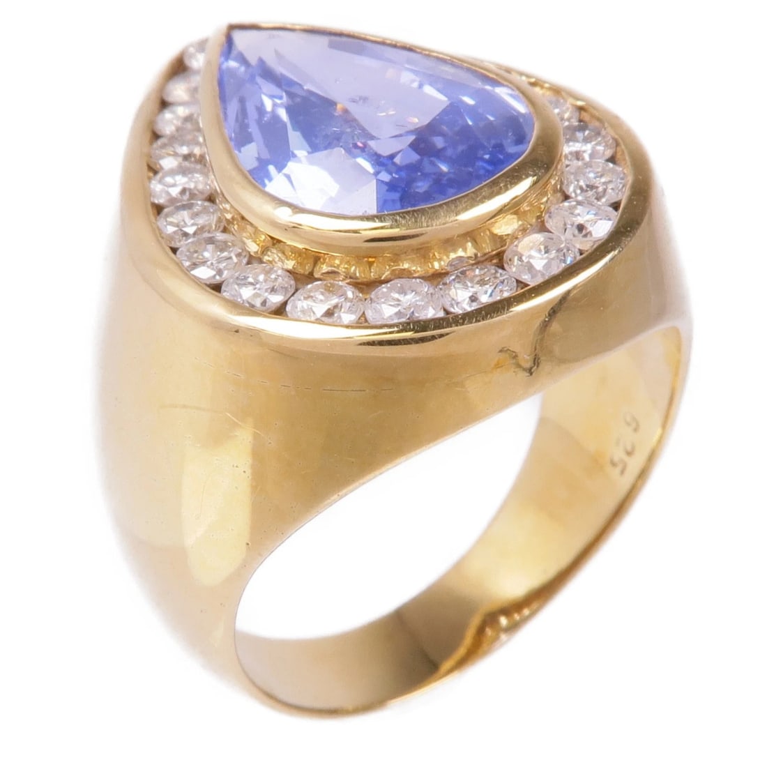 BLUE SAPPHIRE AND DIAMOND HALO COCKTAIL RING WITH SCULPTURAL GOLD SETTING (20TH CENTURY): BLUE SAPPHIRE AND DIAMOND HALO COCKTAIL RING WITH SCULPTURAL GOLD SETTING (20TH CENTURY) Provenance and Authenticity: This elegant cocktail ring features a striking blue gemstone centerpiece surrounde