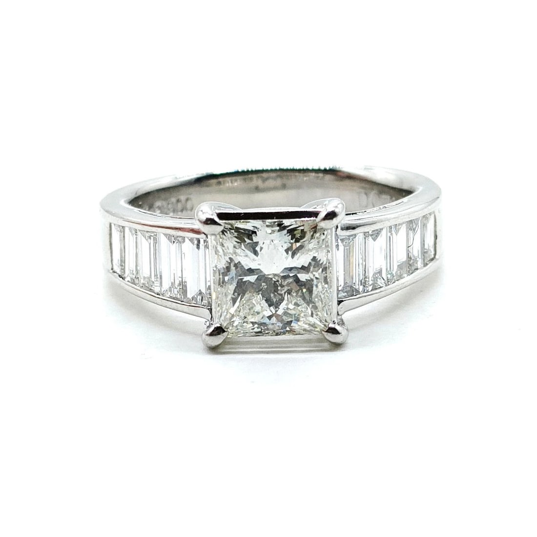 PRINCESS-CUT DIAMOND PLATINUM RING WITH BAGUETTE DIAMOND SHOULDERS (20TH-21ST CENTURY) (1 of 1)