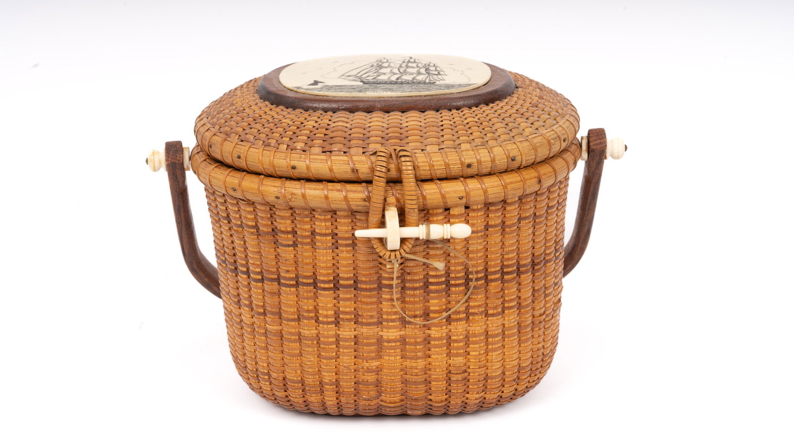 Fine Woven Manny M.F. Dias Nantucket Basket Purse: An exceptionally crafted Nantucket basket purse by master weaver Manny M.F. Dias, known for his meticulous attention to traditional basket-making techniques. The finely woven purse features a rich pat