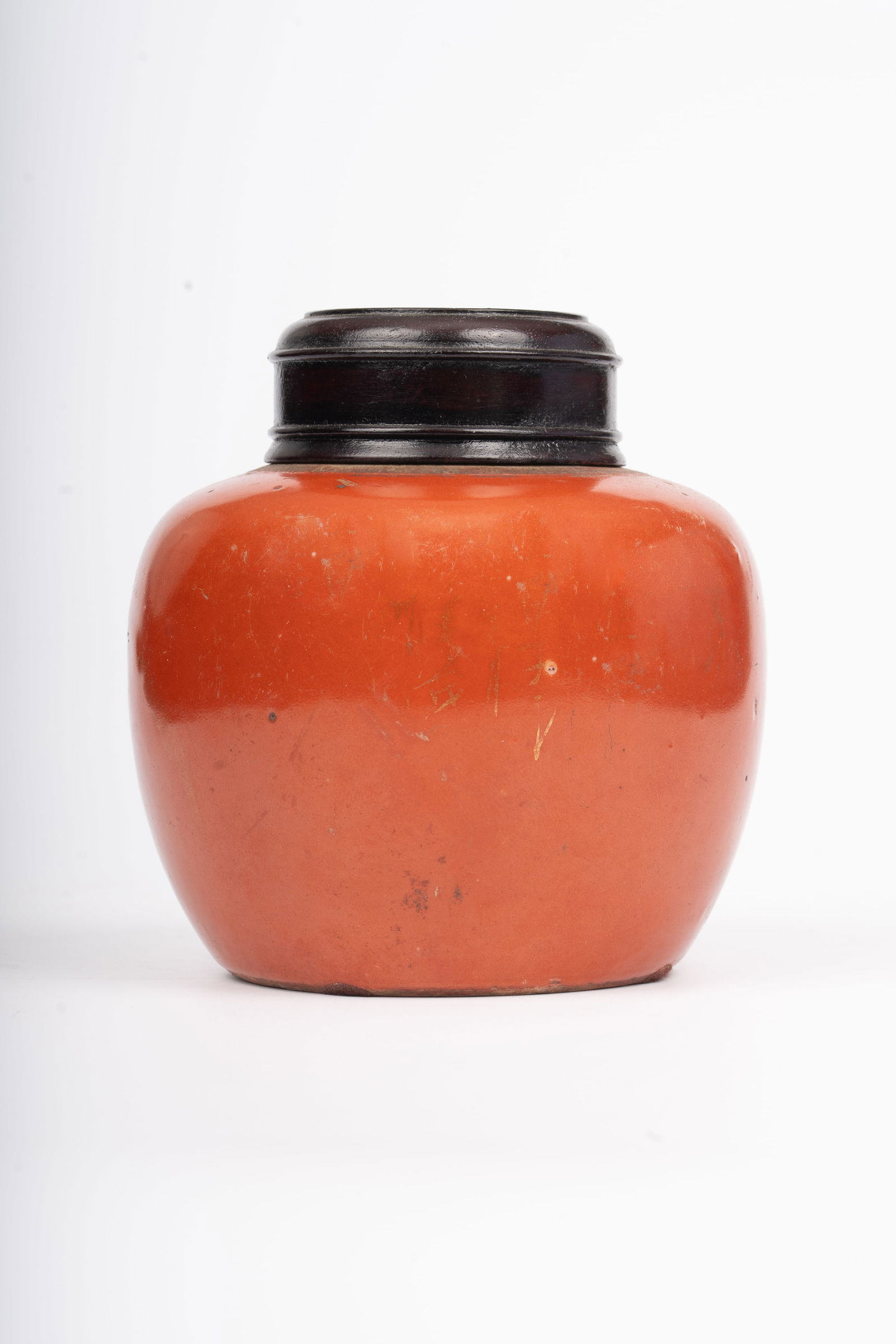 Chinese red coral jar with script: Chinese Red Coral Glaze Jar with Script A finely potted porcelain jar covered in a deep coral-red glaze, gilt with poetic script encircling the exterior, now showing areas of fading. The underside bea