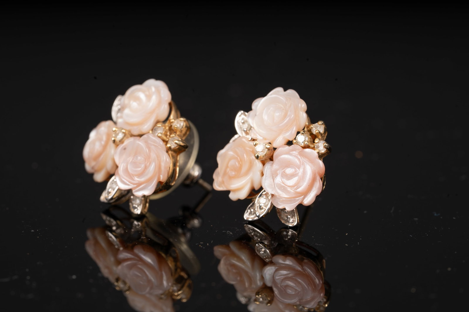 14K Yellow Gold and Carved Mother-of-Pearl Rose Earrings: A pair of 14K yellow gold earrings featuring hand-carved mother-of-pearl roses accented by small gold beads and leaf motifs. Delicate and feminine design marked ‘ 14K China Hong Kong.’ Condition: 
