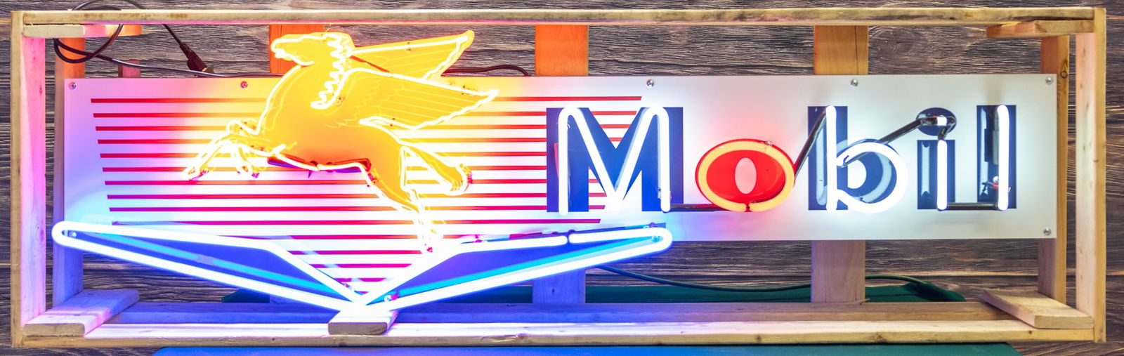 Large Mobil Neon Sign in Crate (1 of 4)