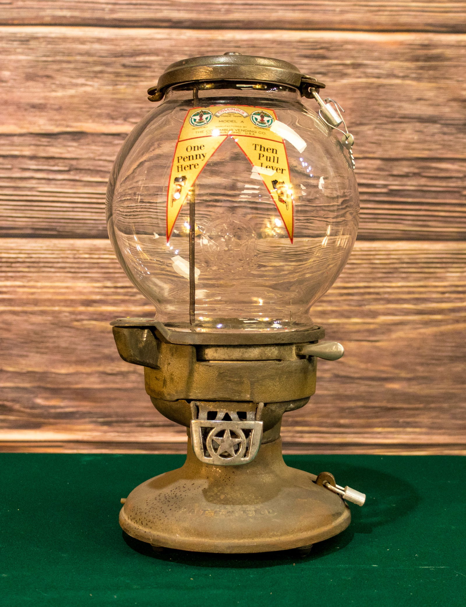 Vintage 1920s 1¢ Columbus Model A Gumball Machine: Vintage 1920s 1¢ Columbus Model A gumball machine from Columbus Vendor Company. One of the older types of gumball machines. A heavy gumball machine with thick casting. Columbus decal on the globe