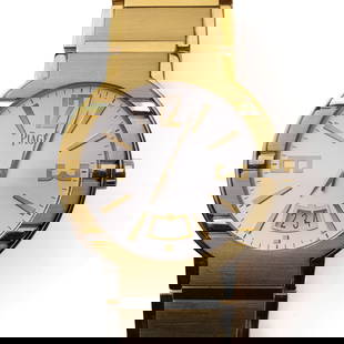 A PIAGET AUTOMATIC WRISTWATCH IN 18K YELLOW GOLD: A PIAGET AUTOMATIC WRISTWATCH IN 18K YELLOW GOLD This elegant Piaget wristwatch features a round 18K yellow gold case with a diameter of 1 3/16 in (29.7 mm). The silvered dial is adorned with applied