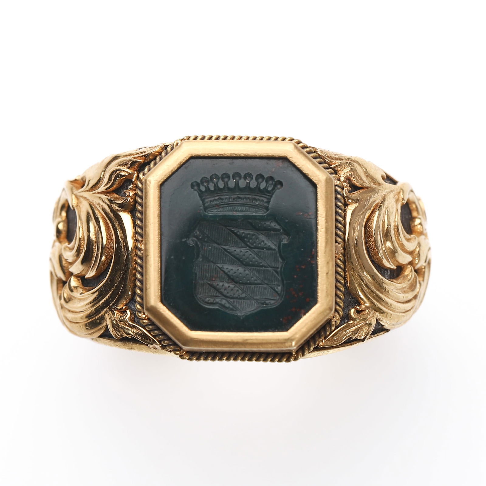 A GOLD SIGNET RING WITH ENGRAVED INTAGLIO CREST (1 of 7)
