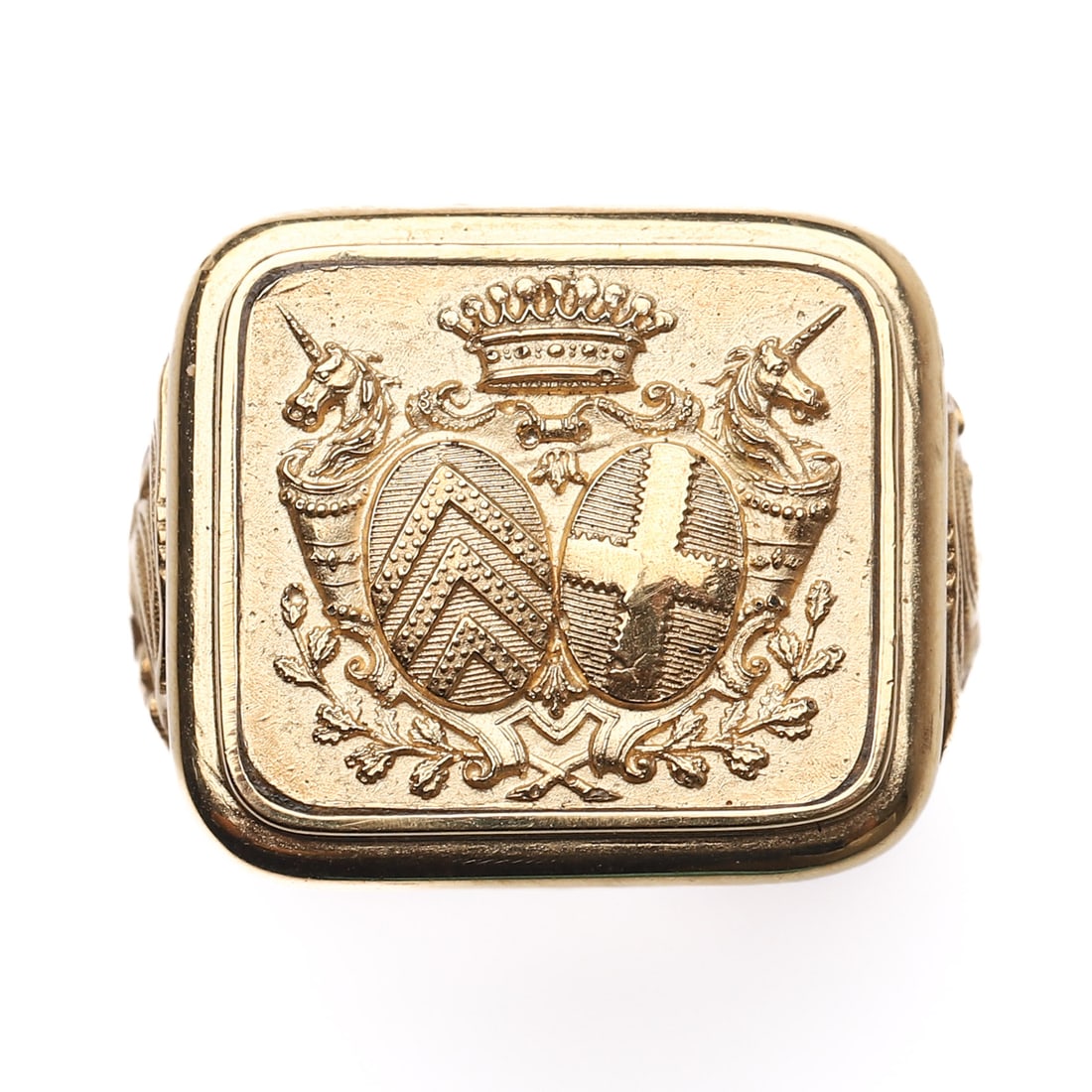 A GOLD SIGNET RING WITH ENGRAVED COAT OF ARMS. (1 of 6)