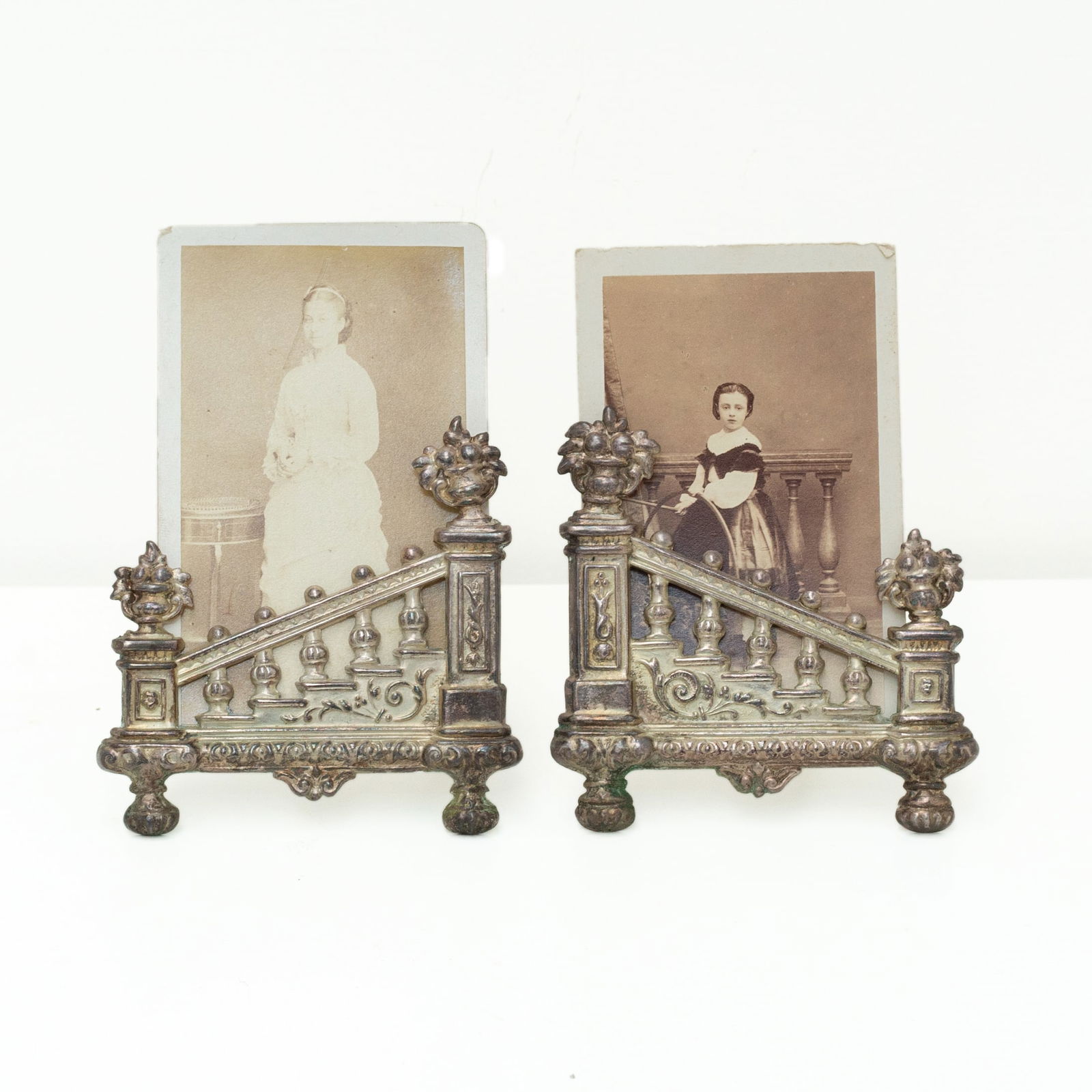 AN ANTIQUE SILVERED METAL PHOTO FRAME. (1 of 13)