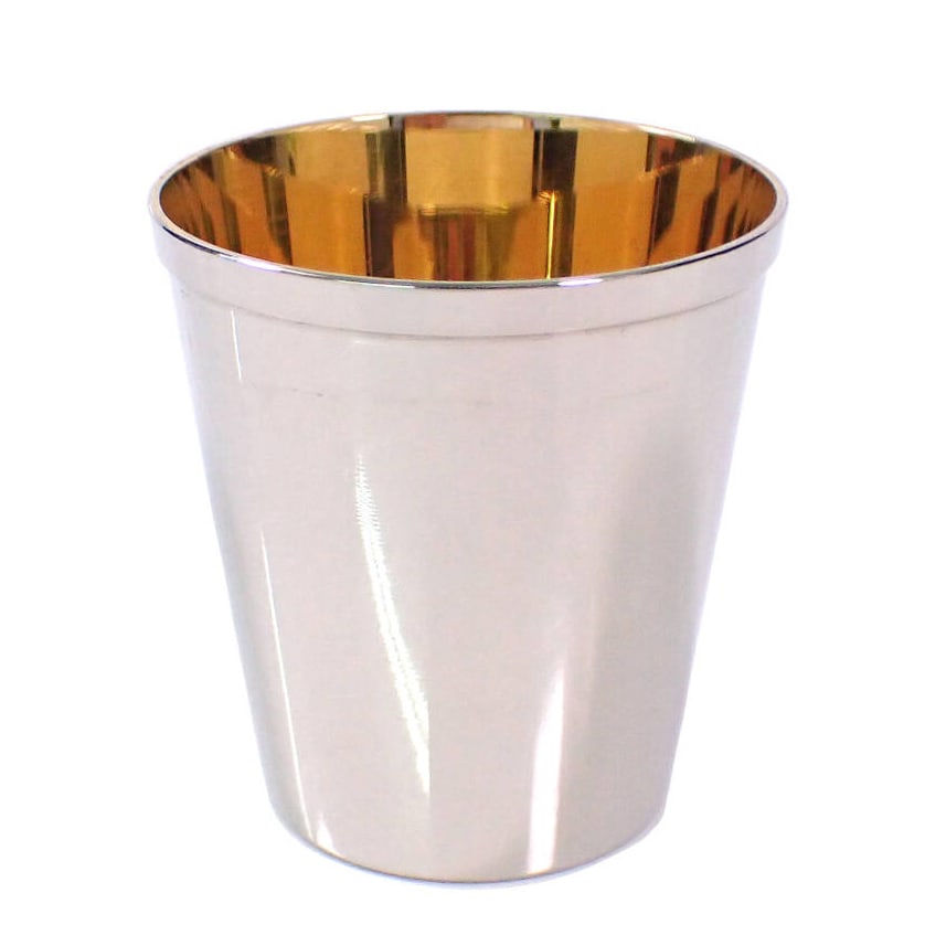AN ENGLISH SILVERED TRAVEL CUP WITH LEATHER CASE: Dimensions Cup: 2 1/16 × 2 3/16 in (5.2 × 5.5 cm); Case: 2 3/8 × 3 1/8 in (6 × 8 cm) Description A compact silvered travel cup with gilt interior, housed in a fitted red leather case stamped REAL
