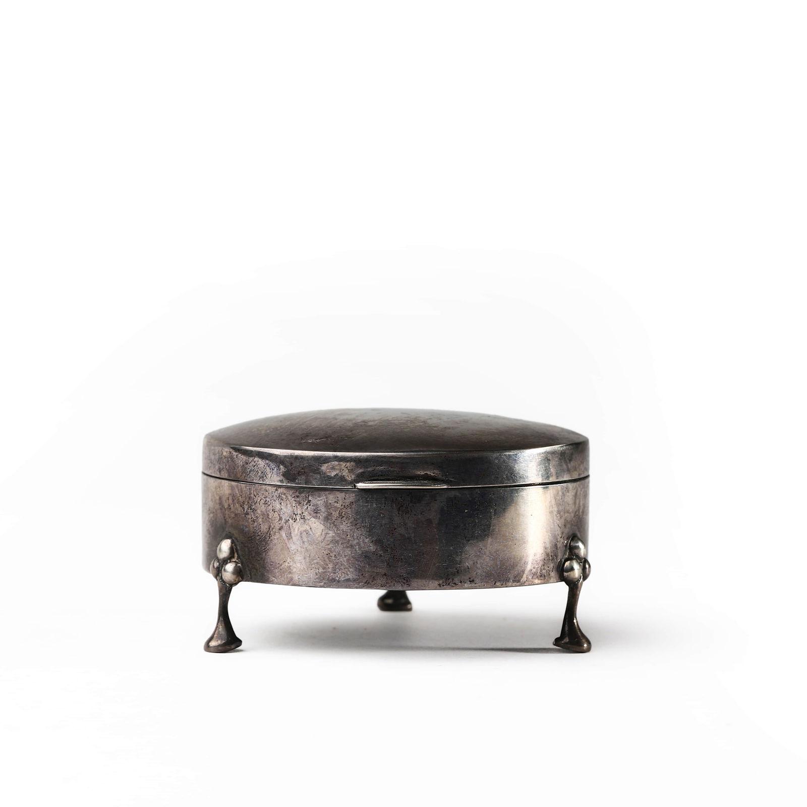 A VINTAGE ENGLISH STERLING SILVER ROUND TRINKET BOX (1 of 6)