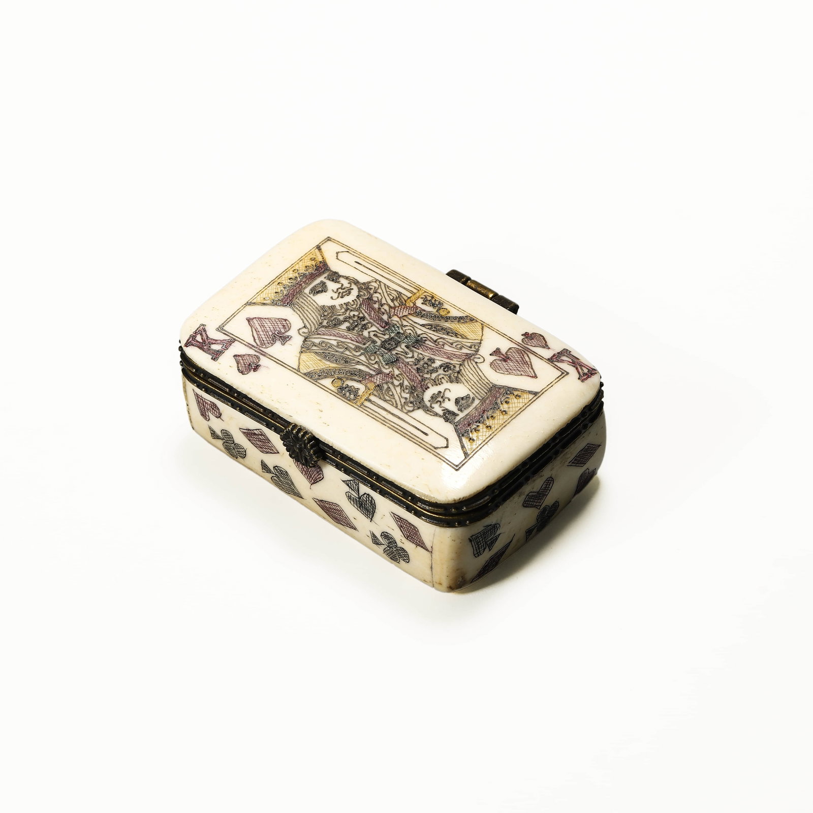 BONE AND BRASS PLAYING CARD MOTIF SNUFF BOX: Dimensions: 2 5/8 × 1 7/8 × 1 1/16 in. (6.6 × 4.8 × 2.7 cm) Description: This finely crafted rectangular snuff box features a bone exterior engraved and inked with playing card motifs, notably a K