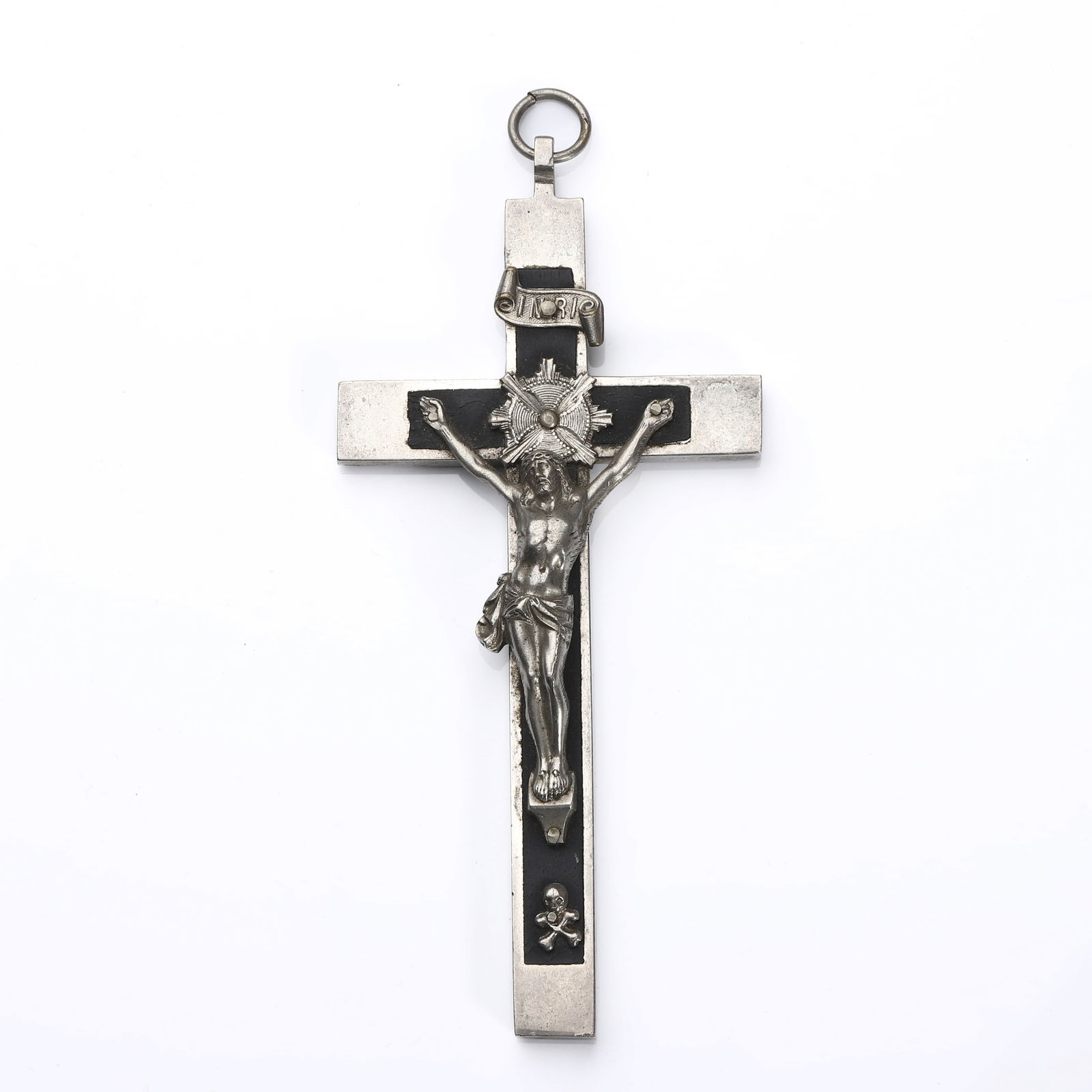 A SILVERED METAL CRUCIFIX PENDANT. (1 of 6)