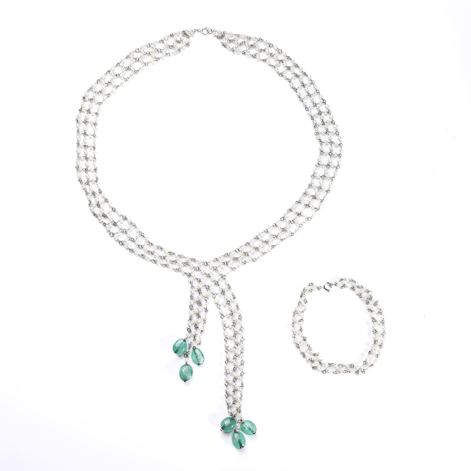 AN ANTIQUE PEARL NECKLACE AND BRACELET SUITE WITH GREEN STONE DROPS: Dimensions Necklace length: 13 3/16 in (33.5 cm).Bracelet length: 6 5/16 in (16 cm).Total weight: 36.5 g. Description An elegant antique jewelry suite comprising a pearl necklace and a matching bracel