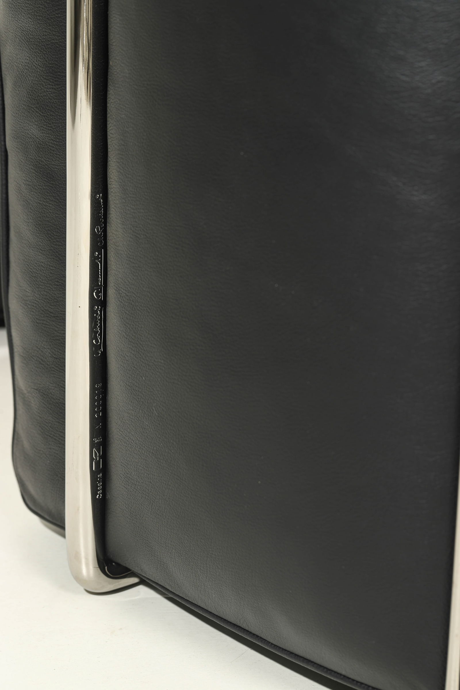 LC3 TWO-SEAT SOFA - 7