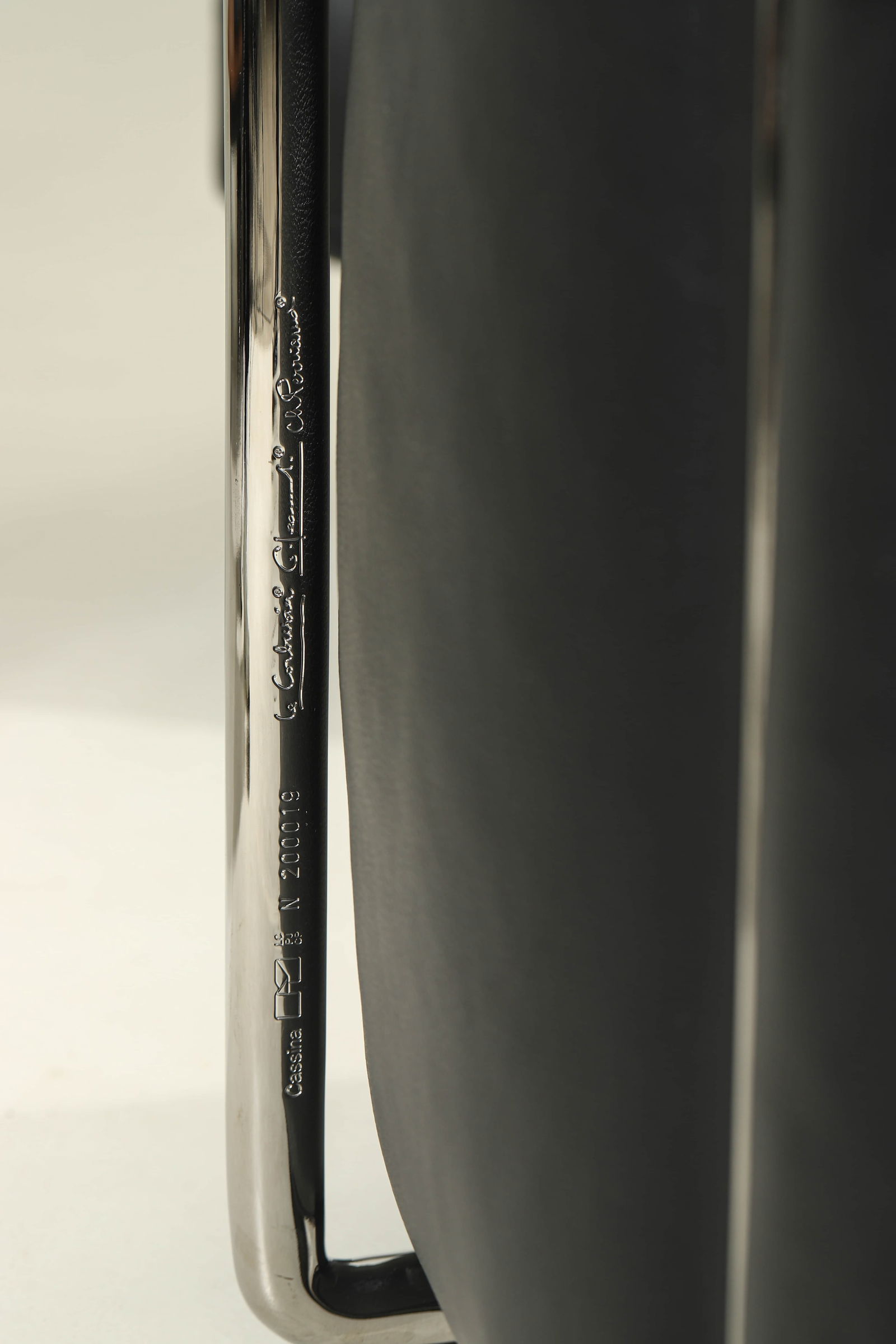 LC3 TWO-SEAT SOFA - 8