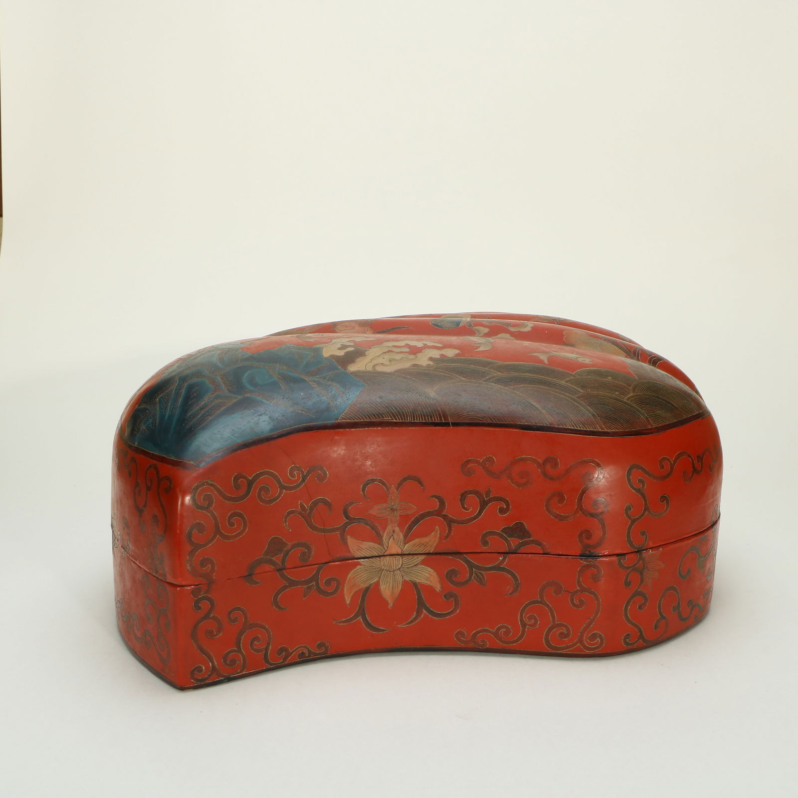 Polychrome Lacquer Gilt Box with Lotus Patterns - 3