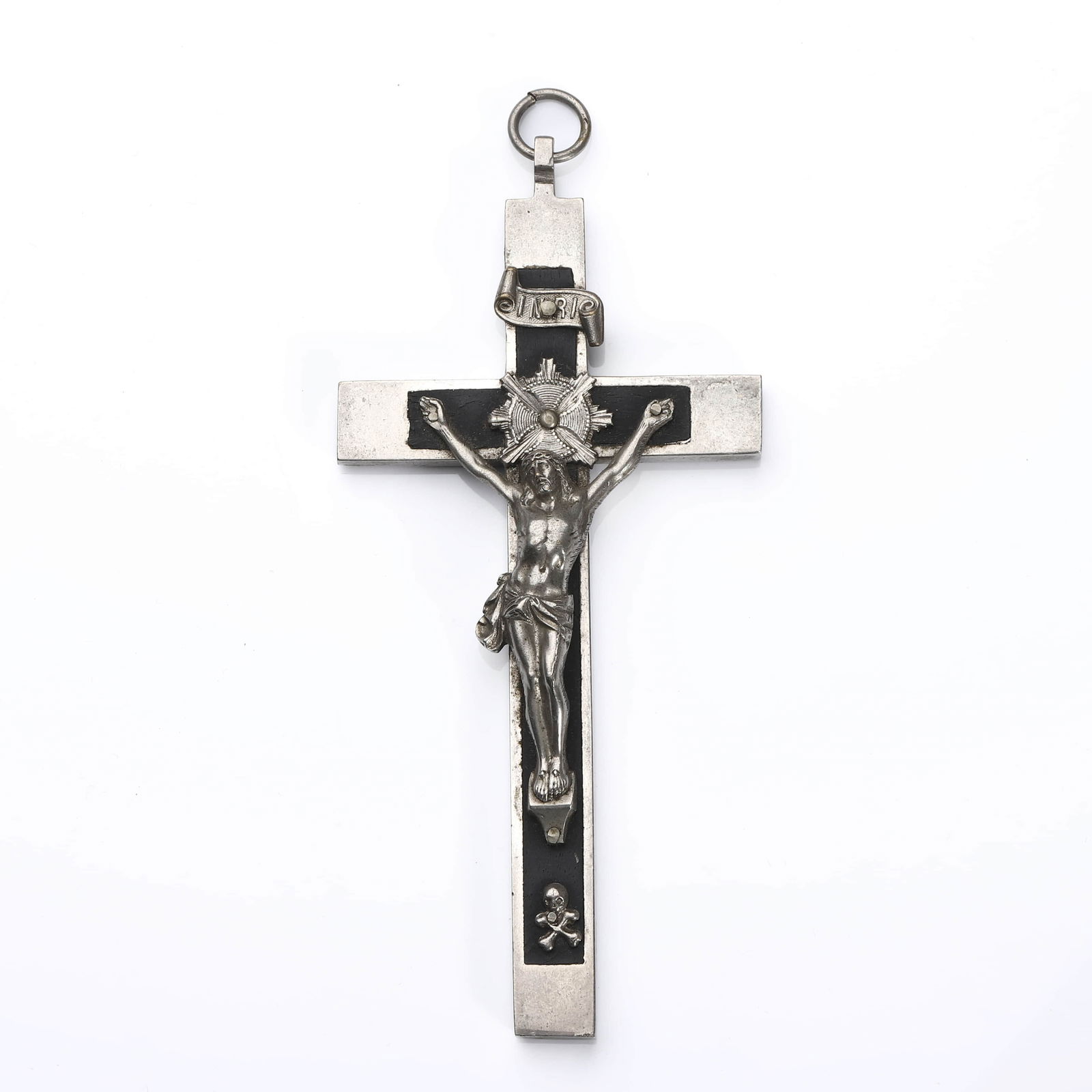 A SILVERED METAL CRUCIFIX PENDANT.: Dimensions: Length: 4 7/8 in (12.5 cm); Width: 2 5/16 in (5.86 cm); Weight: 58 g Description: A finely cast silvered metal crucifix featuring a detailed corpus of Christ against a blackened cross,