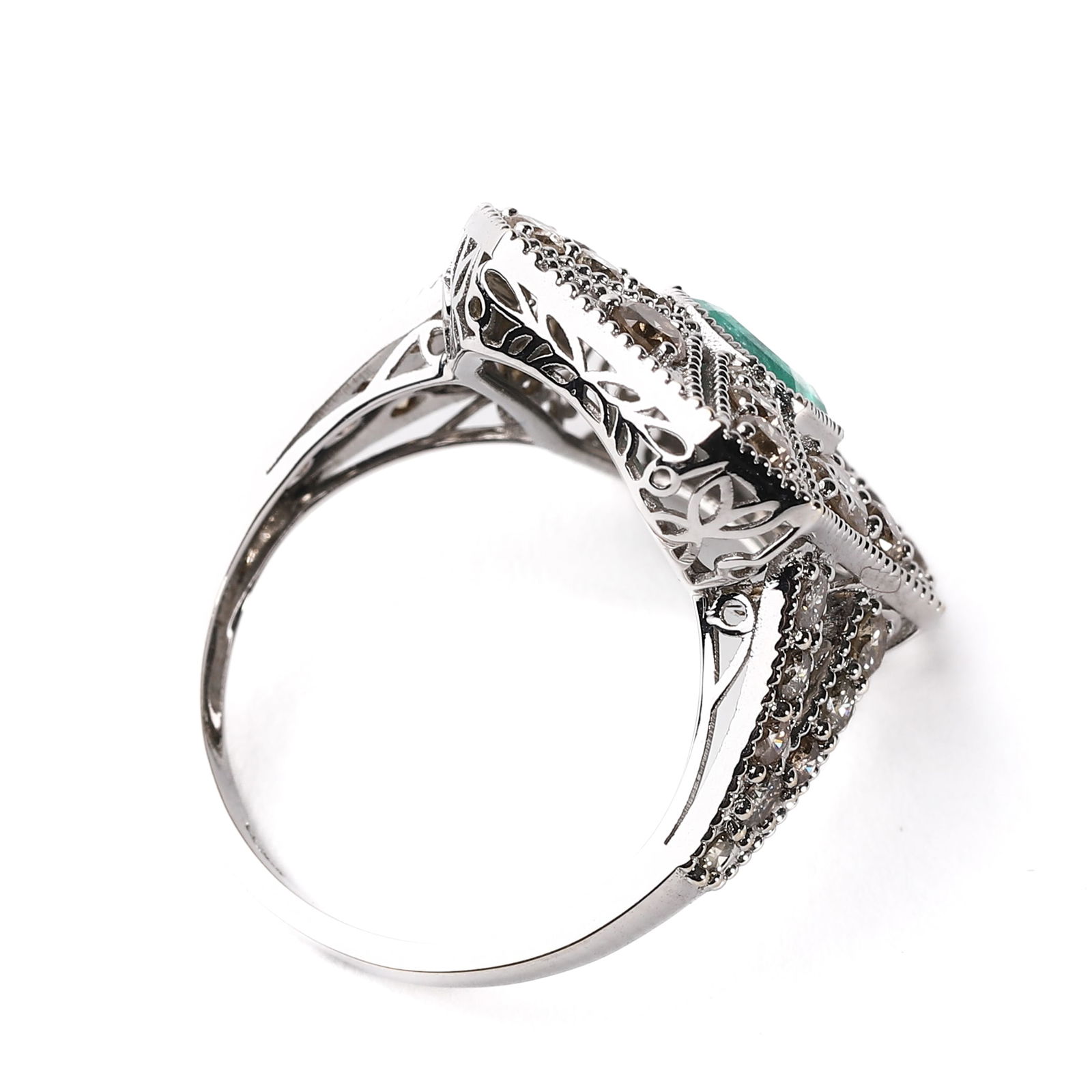 A DIAMOND AND EMERALD RING - 3