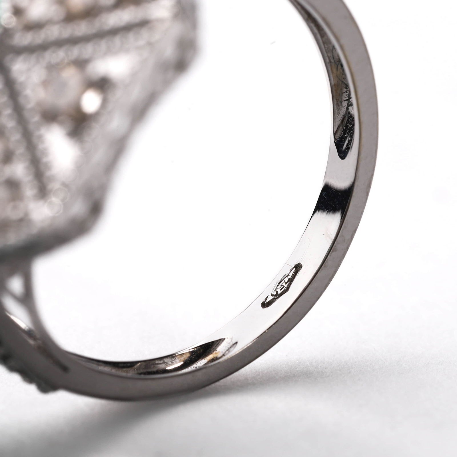 A DIAMOND AND EMERALD RING - 5