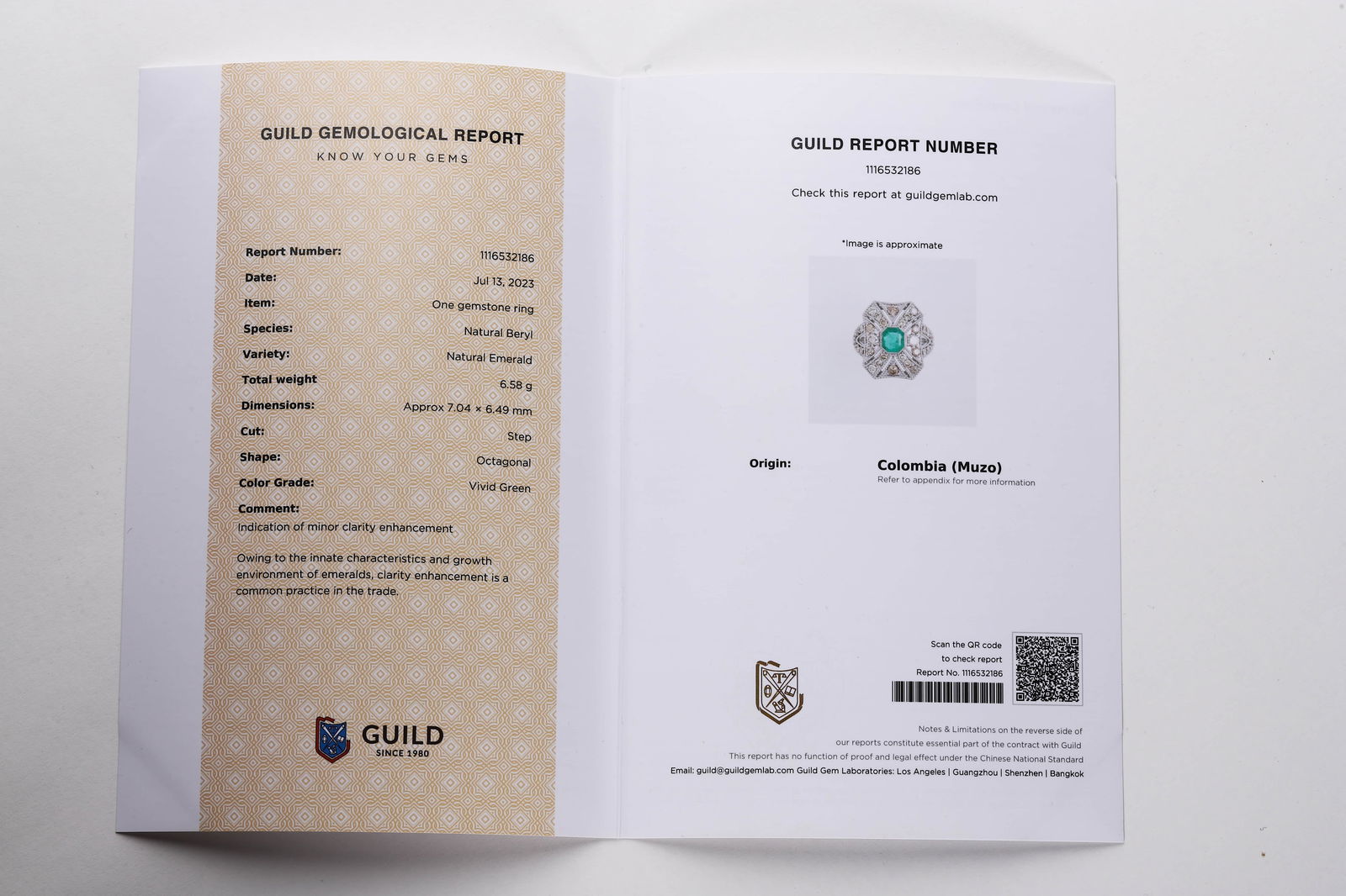 A DIAMOND AND EMERALD RING - 6