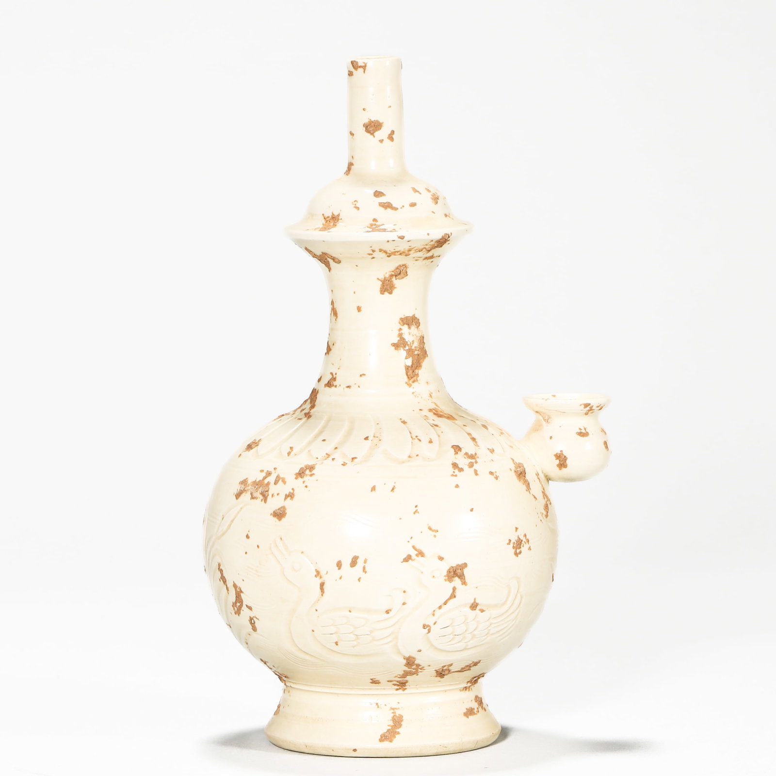 A WHITE-GLAZED CARVED EWER.: Height 5 7/8 in (15 cm)