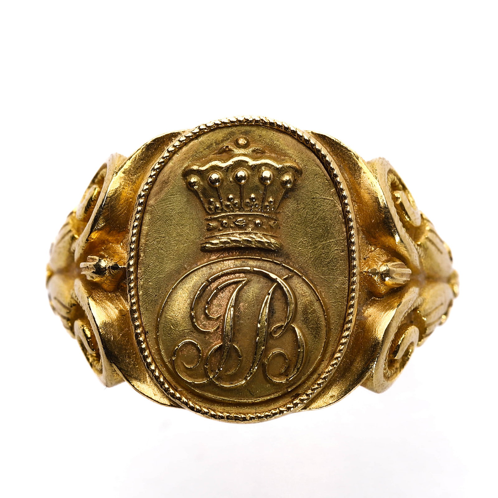 A VINTAGE SIGNET RING WITH CROWN AND MONOGRAM, 18K GOLD. (1 of 6)