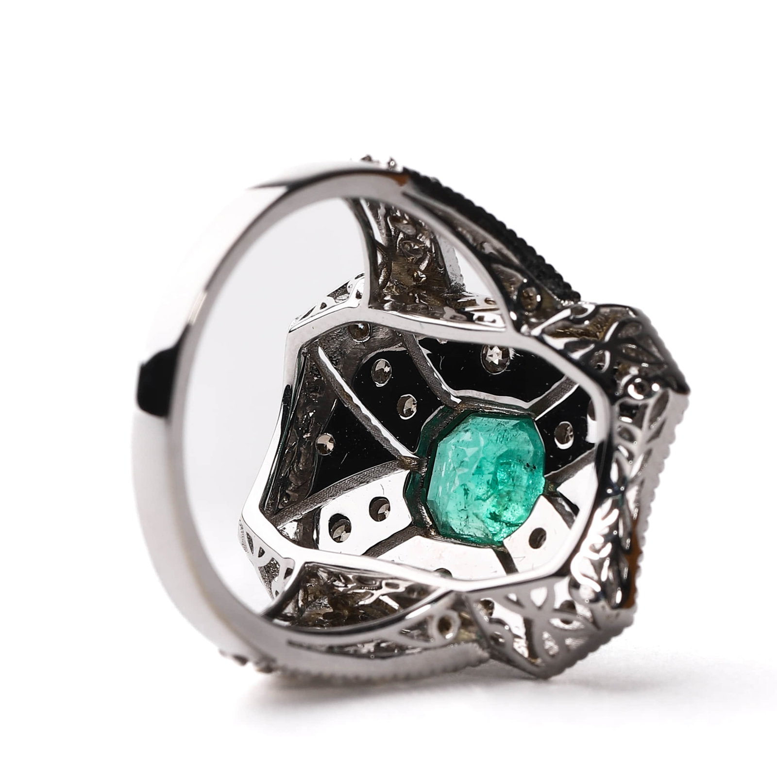 A DIAMOND AND EMERALD RING - 4
