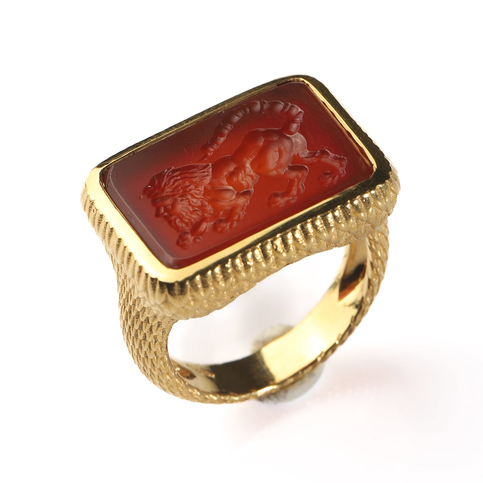 EUROPEAN 18K GOLD CARNELIAN INTAGLIO LION RAMPANT SIGNET RING: Dimensions Hong Kong Size 14 Weight 11.6 g Description An elegant European signet ring finely handcrafted in 18K gold, set with a carnelian (agate) intaglio plaque finely engraved with a dynamic lion 