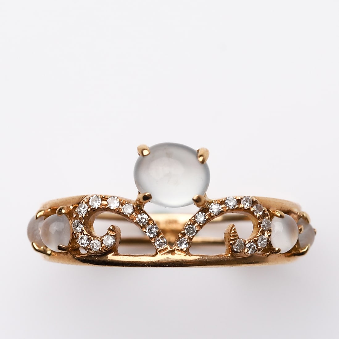 18K GOLD RING WITH JADEITE AND DIAMONDS: Dimensions Ring size approx. 6 1/4 (inner diameter 21/32 in. / 16.5 mm); jadeite approx. 13/64 × 11/64 × 5/32 in. (5.3 × 4.5 × 3.8 mm). Description This refined ring is crafted in 18K yellow