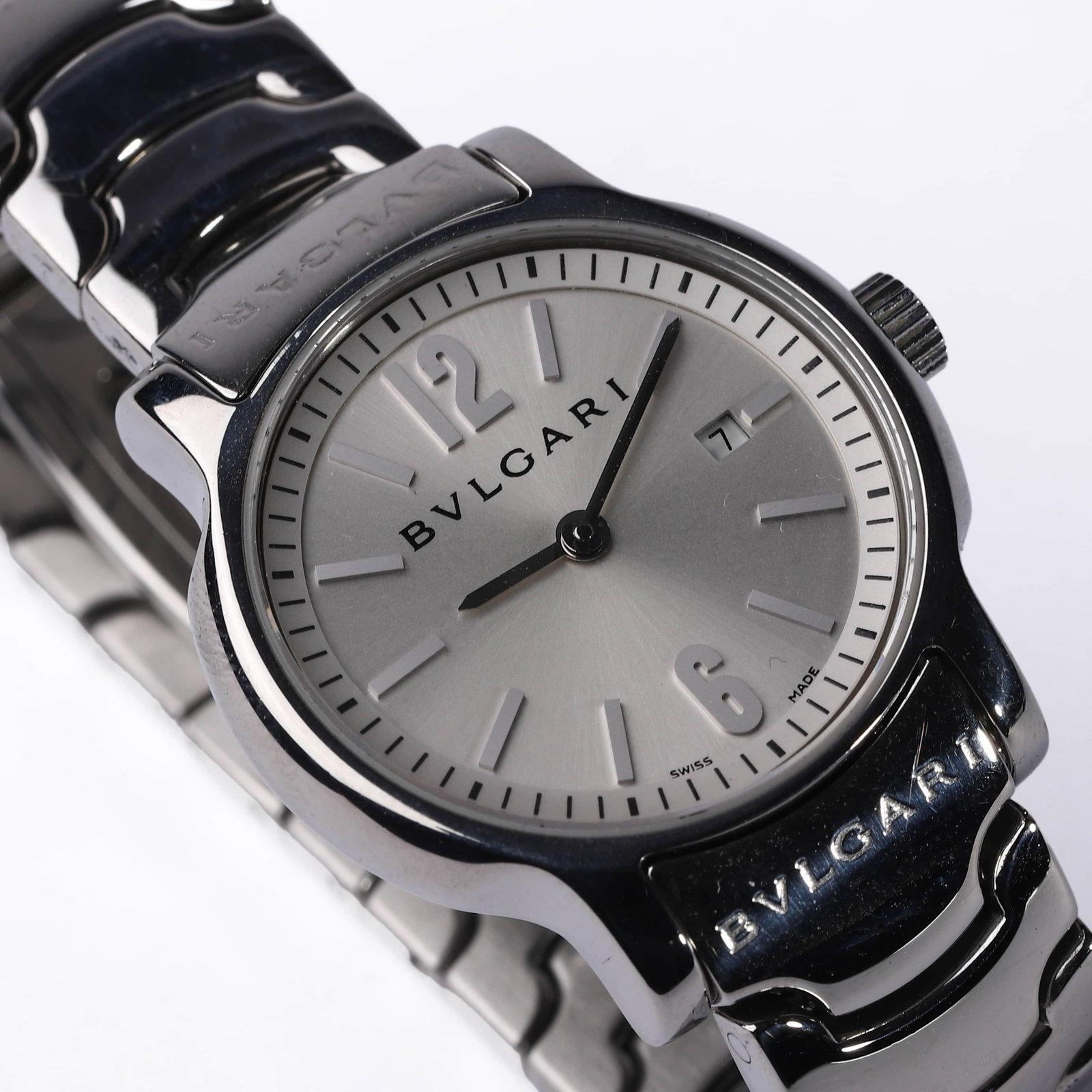BVLGARI SOLO TEMPO STAINLESS STEEL WRISTWATCH: Dimensions Diameter 30.8 mm Description The wristwatch is crafted in stainless steel with a polished case and distinctive wave-link bracelet, secured with a signed deployant clasp. The silvered dial i