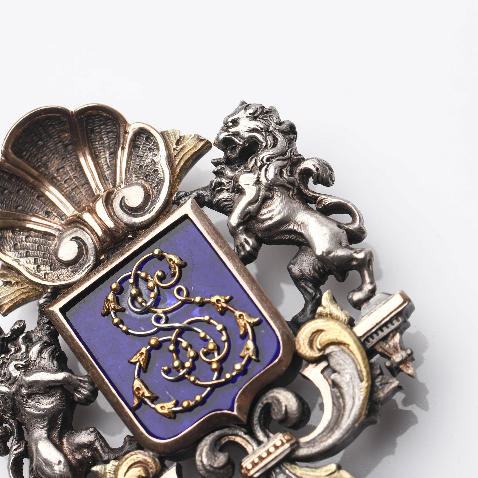 A SILVER, GOLD AND ENAMEL HERALDIC BROOCH - 2