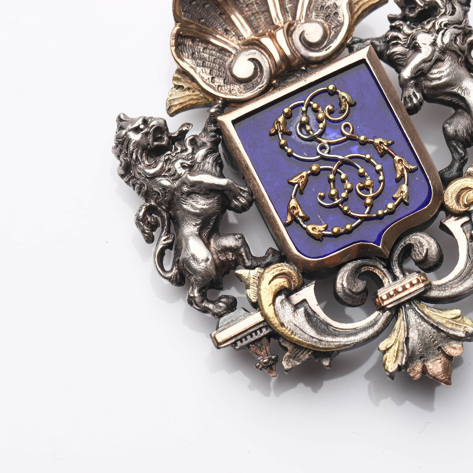 A SILVER, GOLD AND ENAMEL HERALDIC BROOCH - 3