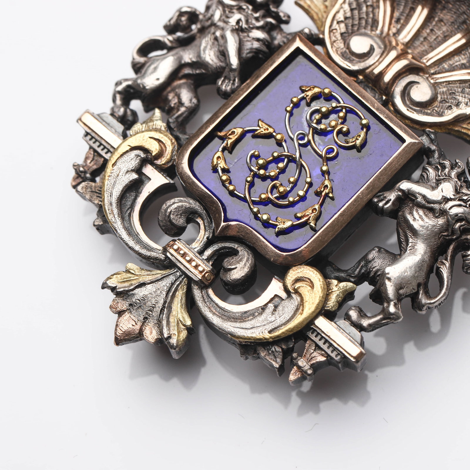 A SILVER, GOLD AND ENAMEL HERALDIC BROOCH - 4