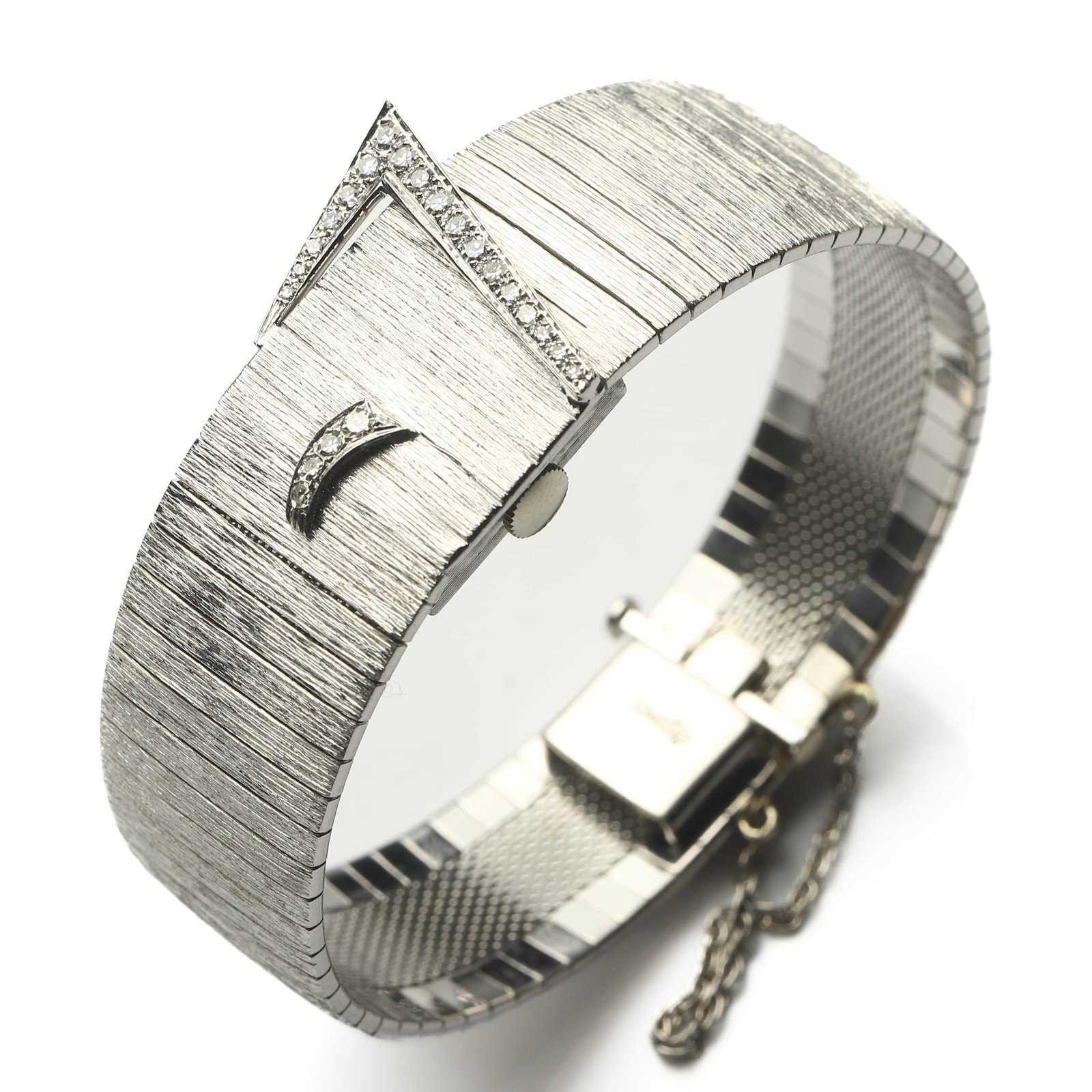 BAUME & MERCIER 14K WHITE GOLD DIAMOND-COVER LADY'S WRISTWATCH: Dimensions Overall Weight: 57.3 g Case Diameter: 13/16 in. (1.96 cm) Description An elegant Baume & Mercier Genève lady's wristwatch crafted entirely in 14K white gold, featuring an integrated textur