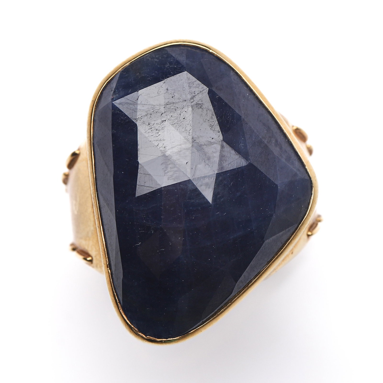 A GOLD RING SET WITH A LARGE SAPPHIRE (1 of 4)