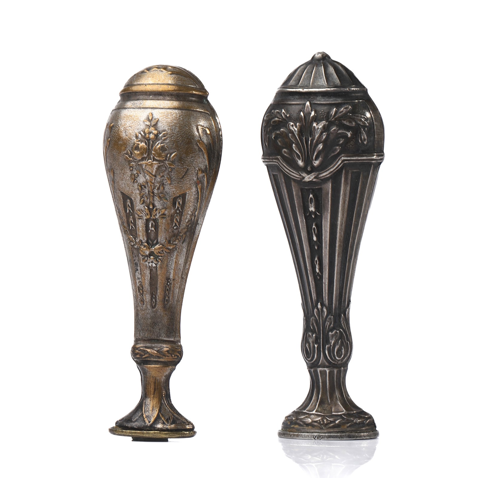 PAIR OF ANTIQUE SILVER AND BRASS WAX SEAL STAMPS: Dimensions Stamp 1: Height 2 3/4 in (7 cm) Stamp 2: Height 2 7/8 in (7.3 cm) Total Weight: 41.9 g Description A pair of antique wax seal stamps comprising one brass example and one silver-toned