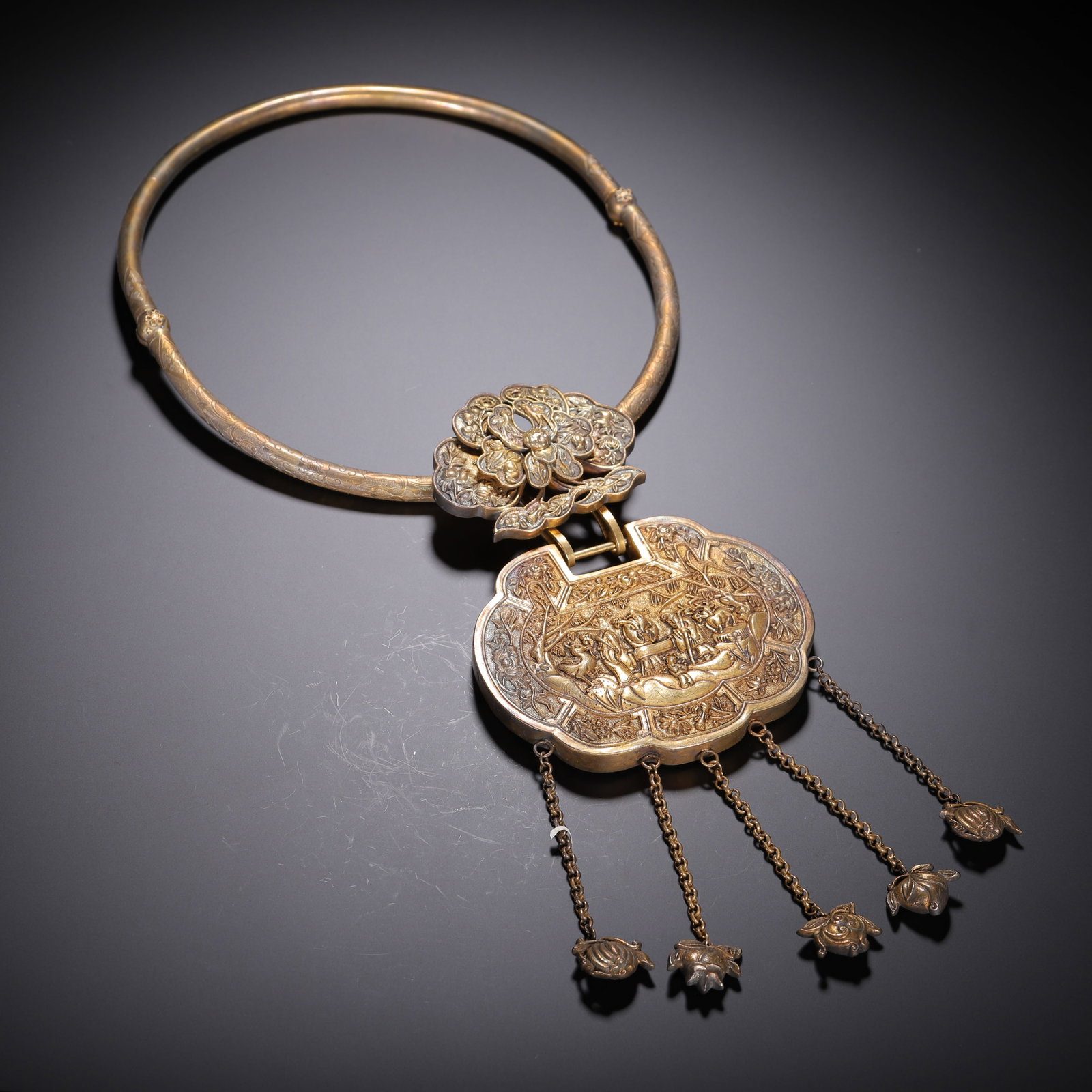 Sterling silver necklace: Length 44cm, Width 21cm, Weight 450g