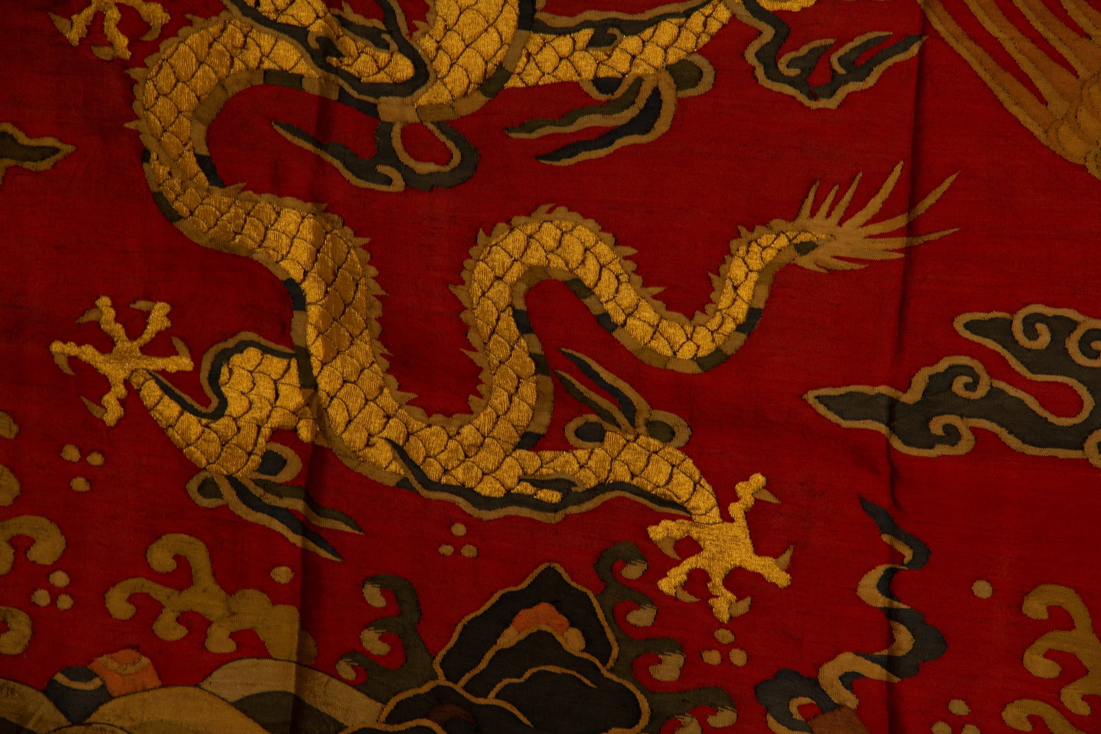 A RED?GROUND KESI WITH THREE DRAGONS - 7
