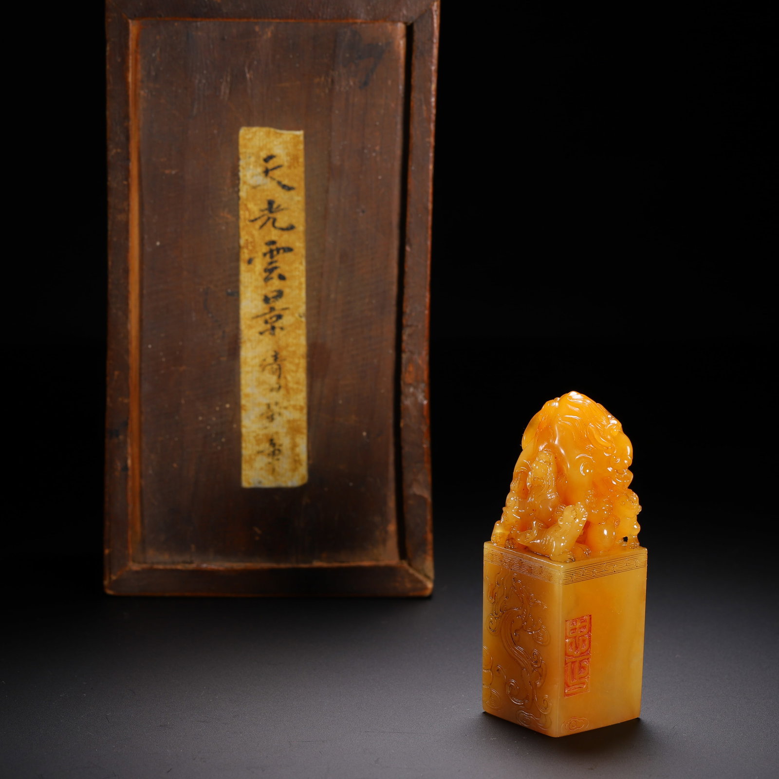Tianhuang seal: Length 3cm, Width 3cm, Height 8.5cm, Weight 140g