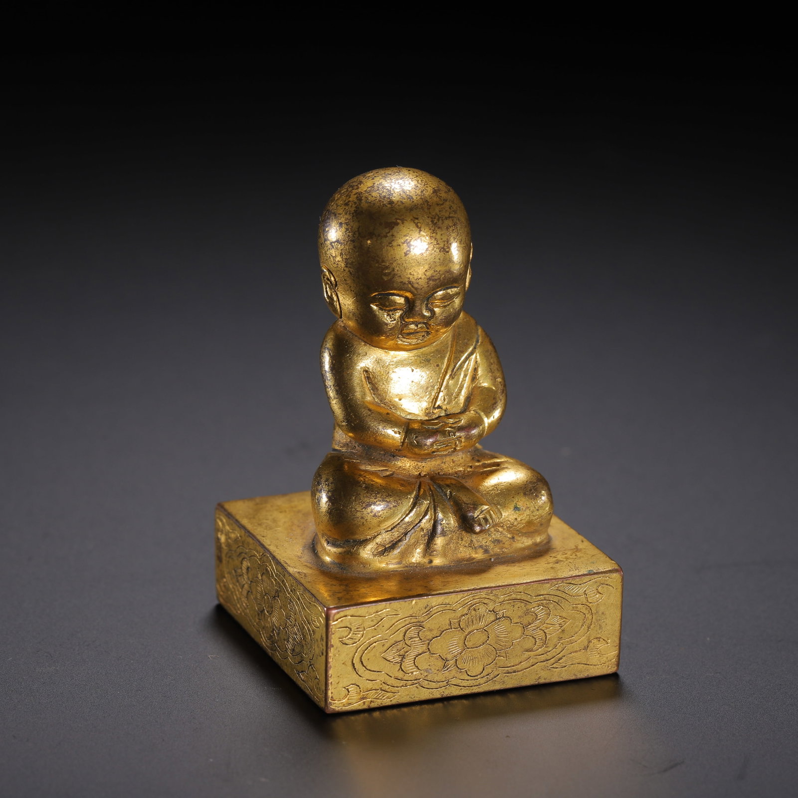 Gilded bronze seal: Length 4cm, Width 4cm, Height 6.2cm, Weight 300g