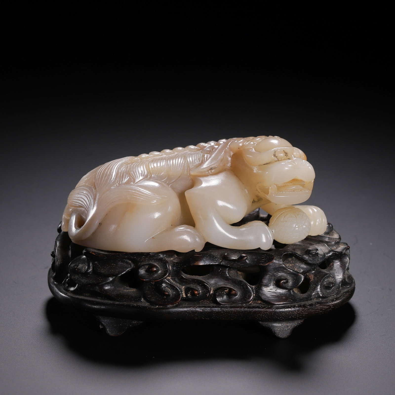 Hetian Jade Auspicious Beast: Length 11cm, Width 7cm, Height 7cm, Weight 350g