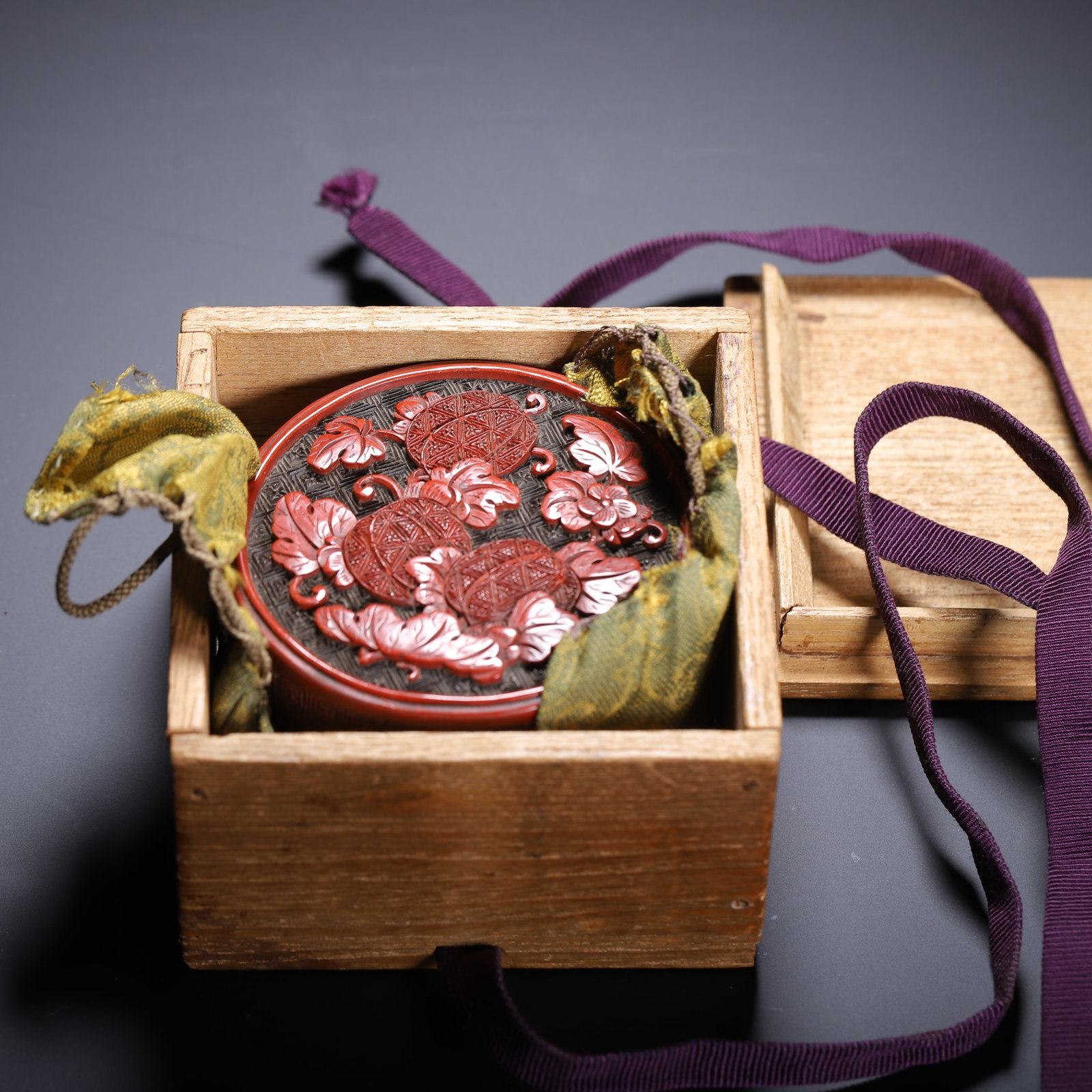 Carved red lacquer round box: Length 7.5cm, Width 7.5cm, Height 3.5cm, Weight 80g