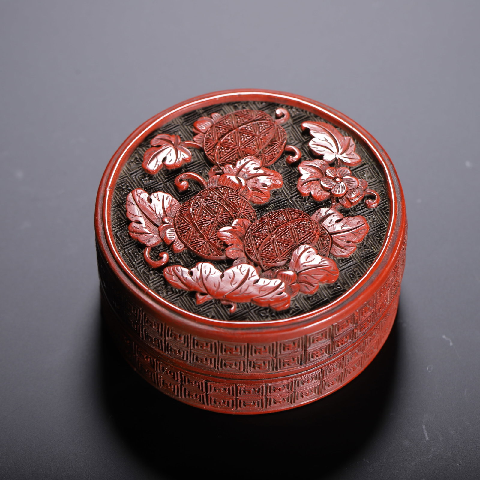 Carved red lacquer round box - 2