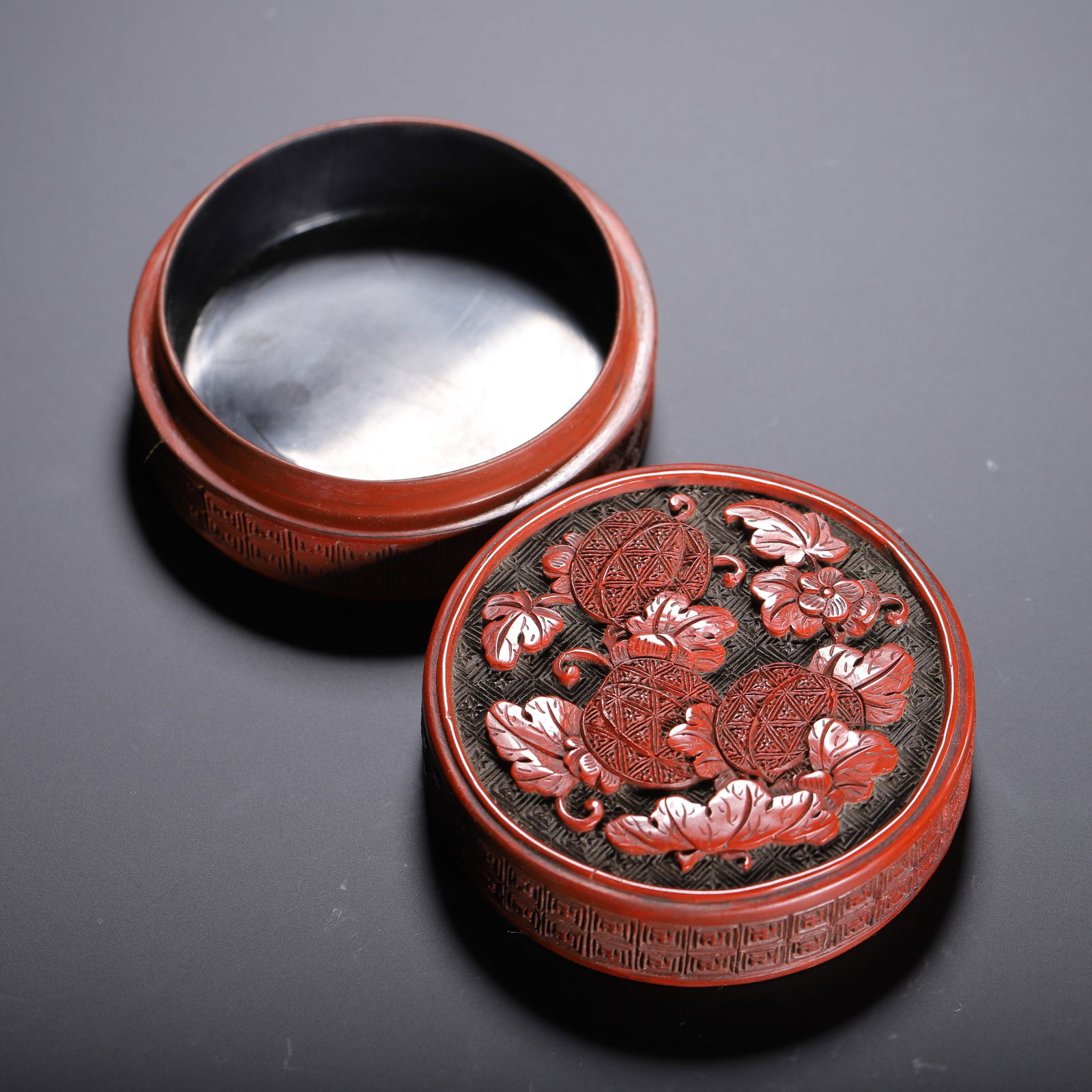 Carved red lacquer round box - 3
