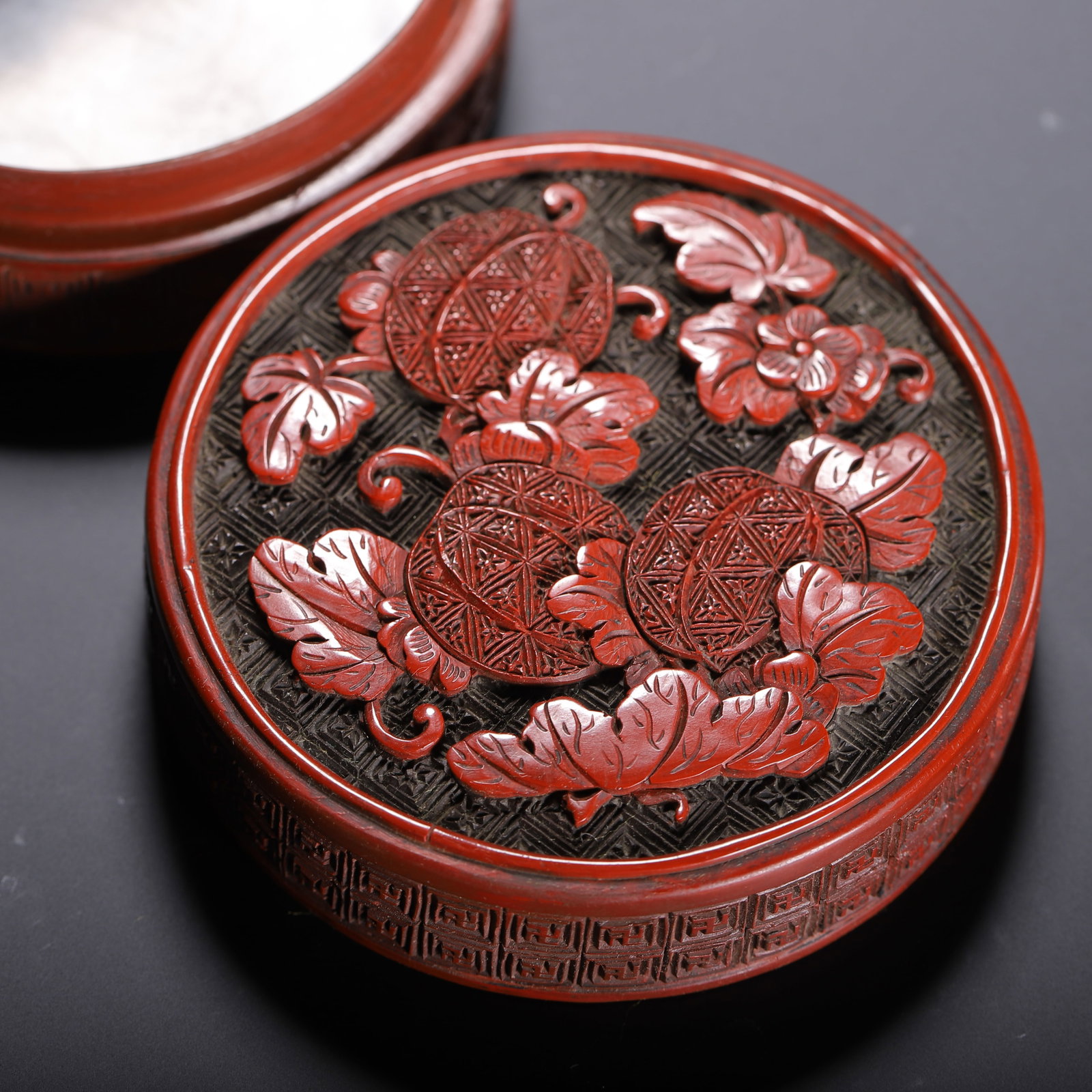 Carved red lacquer round box - 4