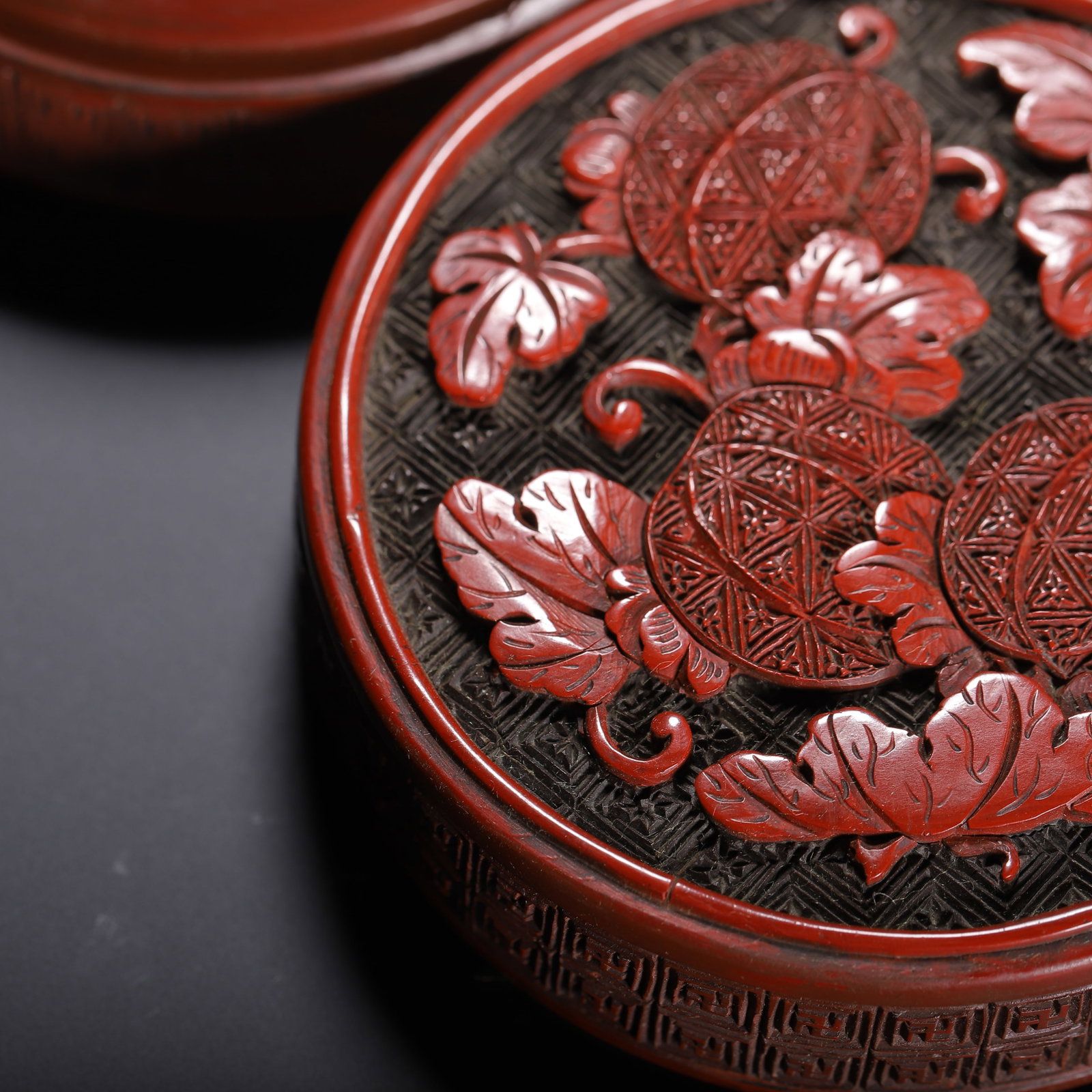 Carved red lacquer round box - 5
